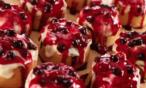 طريقة عمل السينابون بالكريمة وصلصة الكرز